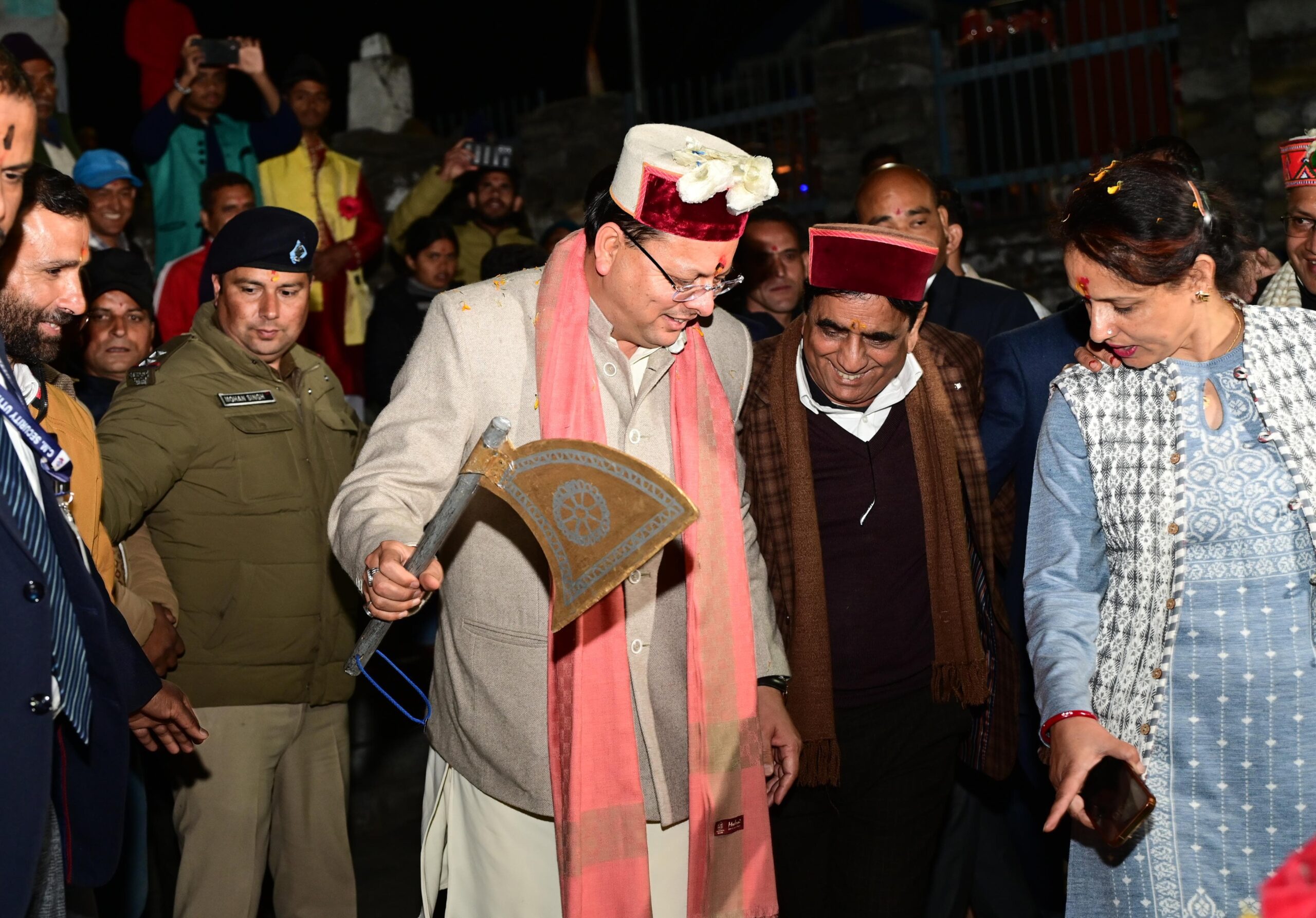 मुख्यमंत्री पुष्कर सिंह धामी ने हारूल तांदी लोकनृत्य किया साथ में थिरके स्थानीय लोग