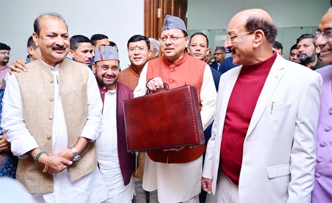 उत्तराखंड विधानसभा में हंगामे के बीच मुख्यमंत्री ने पेश किया 5315 करोड़ का अनुपूरक बजट