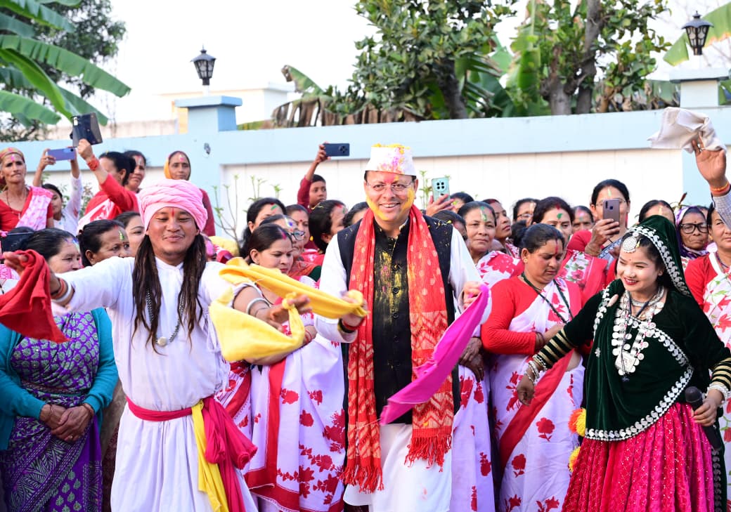मुख्यमंत्री पुष्कर सिंह धामी ने खटीमा आवास पर पारंपरिक उल्लास के साथ मनाई होली 