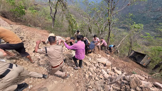 उत्तराखंड में डामर से भरा ट्रक खाई में गिरा, चालक की मौत