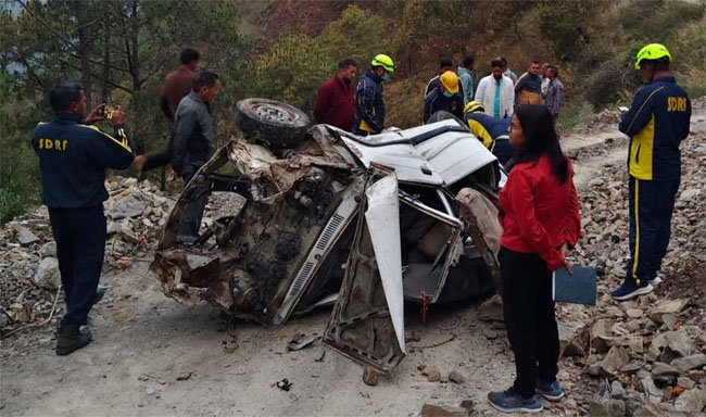 उत्तराखंड में दर्दनाक हादसा: गहरी खाई में समाई कार, तीन लोगों की मौत