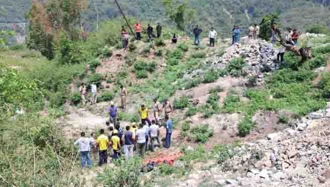 उत्तराखंड में दर्दनाक दुर्घटना, अनियंत्रित कार 500 मीटर नीचे खाई में गिरी