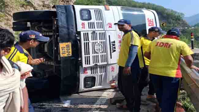 ऋषिकेश–श्रीनगर मार्ग पर बड़ा हादसा, चारधाम बस पलटने से मचा शोर