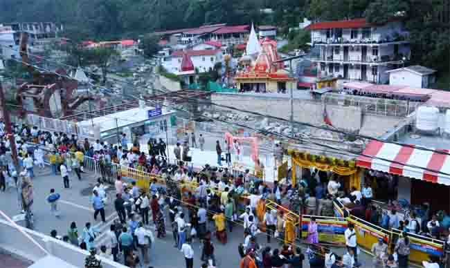 कैंची धाम स्थापना दिवस पर आस्था का सैलाब, तड़के से लगी भक्तों की लंबी कतारें