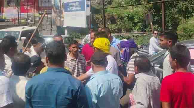 कर्णप्रयाग में श्रद्धालुओं और स्थानीय लोगों के बीच विवाद, मारपीट में कई घायल